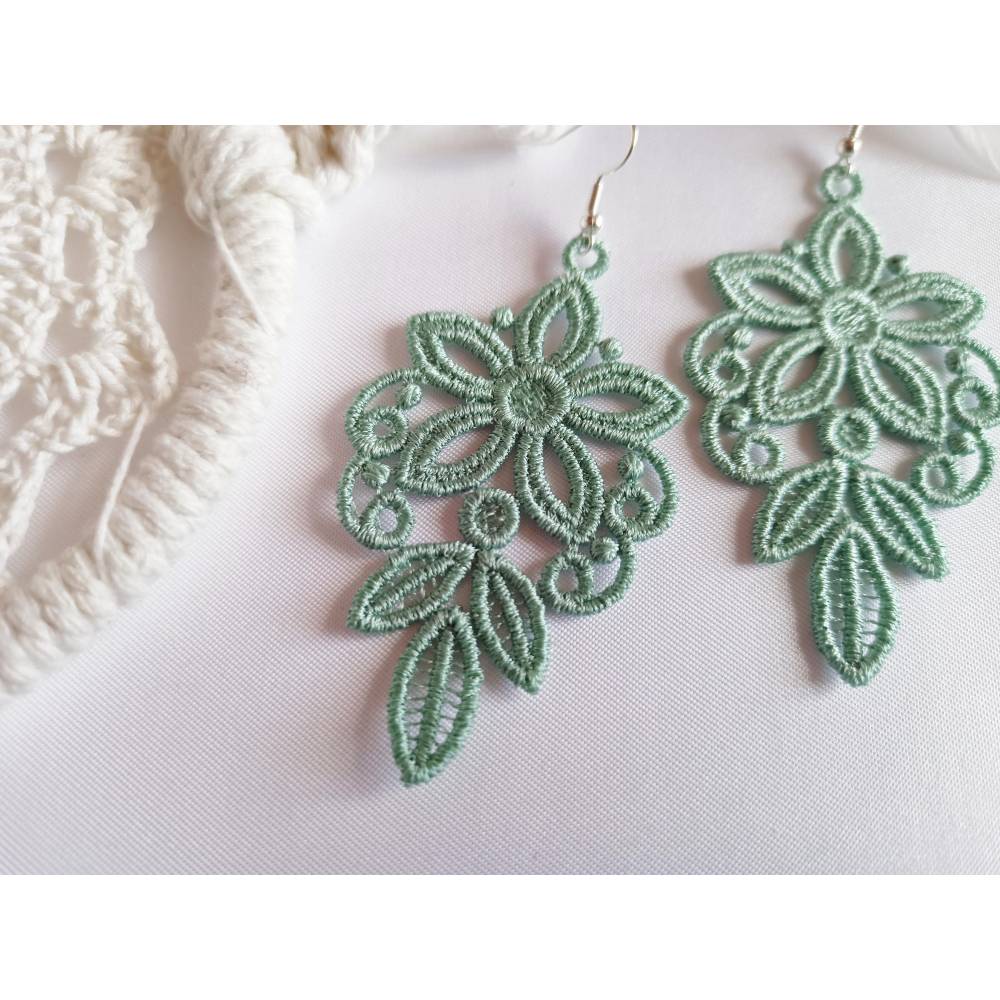Große Spitzen Ohrringe meeresgrün, groß und leicht, gestickt, Lace Hängeohrringe Frühling Bild 4
