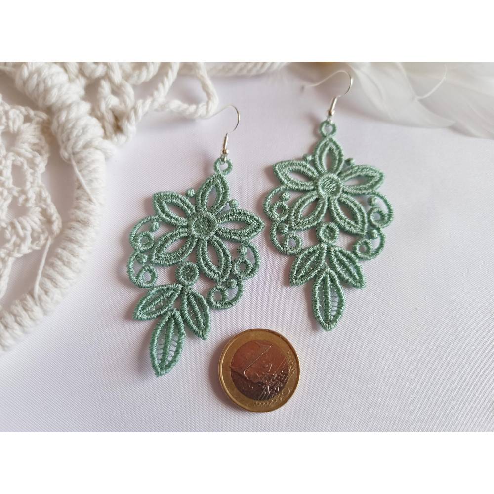 Große Spitzen Ohrringe meeresgrün, groß und leicht, gestickt, Lace Hängeohrringe Frühling Bild 5