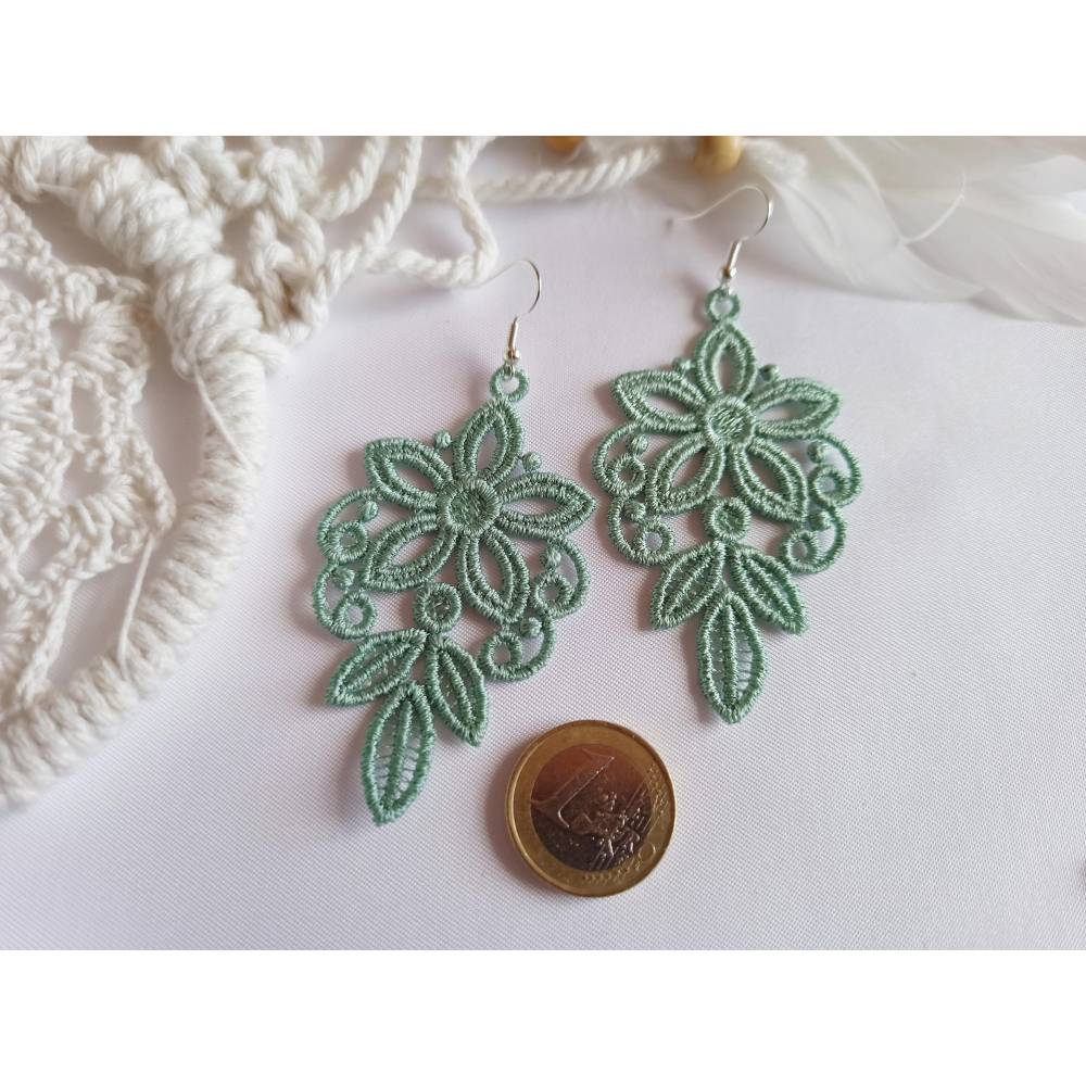 Große Spitzen Ohrringe meeresgrün, groß und leicht, gestickt, Lace Hängeohrringe Frühling Bild 7