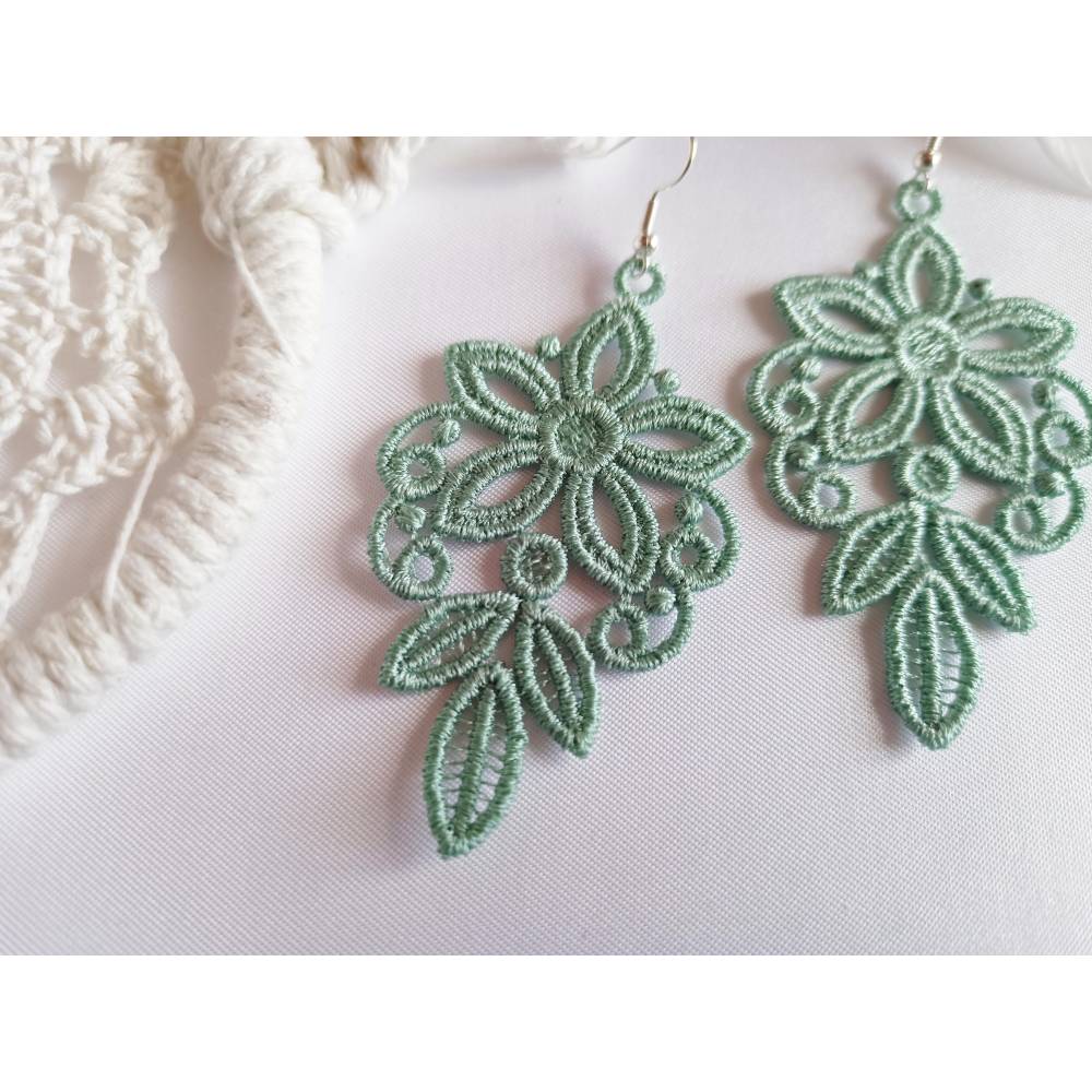 Große Spitzen Ohrringe meeresgrün, groß und leicht, gestickt, Lace Hängeohrringe Frühling Bild 8