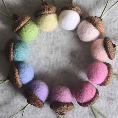 Filz-Eicheln "Pastell-Edition" (11 Stk.) mit Aufhängung Osterstrauch Anhänger aus Schafwolle für Jahreszeitentisch
