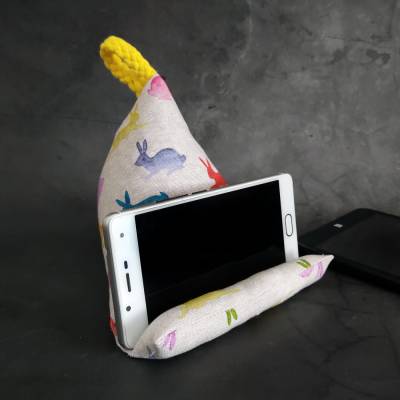 Handy- / Tabletkissen BUNTE HASEN – beige - Sitzsack mit Kirschkernfüllung | RÄUBEKIND