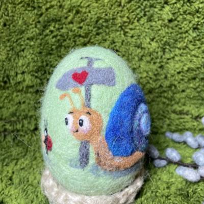 Osterei unternehmungslustige Schnecke mit einem Marienkäfer Nadelfilzarbeit
