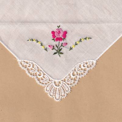 Vintage Taschentuch weiß Baumwolle und Plauener Spitze in einer Ecke in weiß mit rosaner Rose aus den 1980e