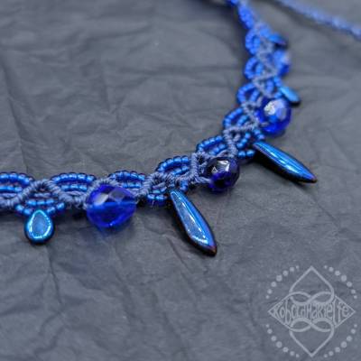 Makramee Choker Knallblau Ton-in-Ton – Neo-Gothic Statement Unikat – Glasperlen & 925 Silber