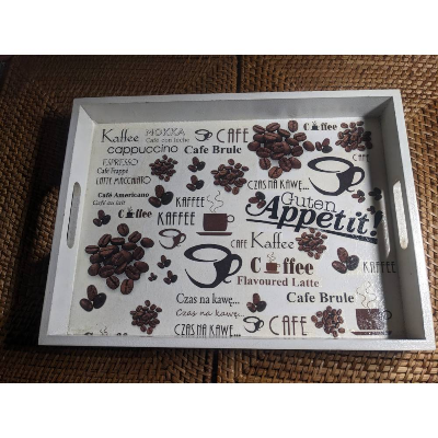 "Ich bring den Kaffee", schönes weißes Tablett mit Serviettendekor verziert.