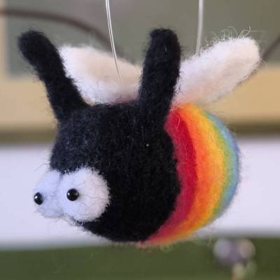 Glücksbringer Hummel : "Rainbow McSumm" - der farbenfrohe Botschafter für Vielfalt