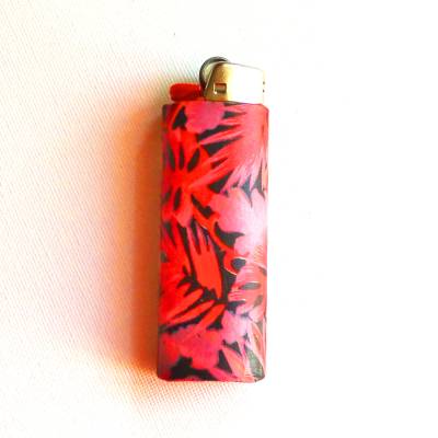 Feuerzeughülle inkl. BIC-Feuerzeug mit rotem Blütenmuster