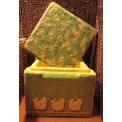 Aufwändig gestaltete österliche Geschenkbox " Huhn und Hase "