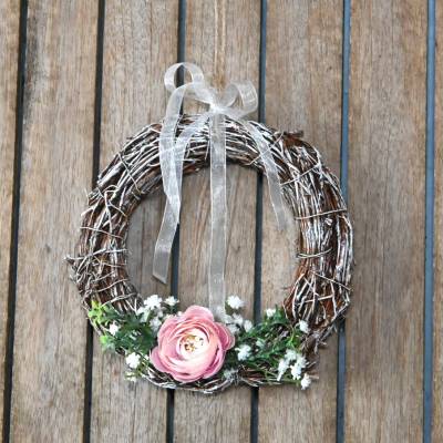 Handgefertigter Türkranz aus Reisig mit künstlicher Ranunkel und Schleierkraut – 17 cm