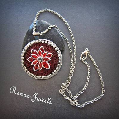 Upcycling Kette kurz rot silberfarben mit Lotus Blume Anhänger aus Kaffeekapseln