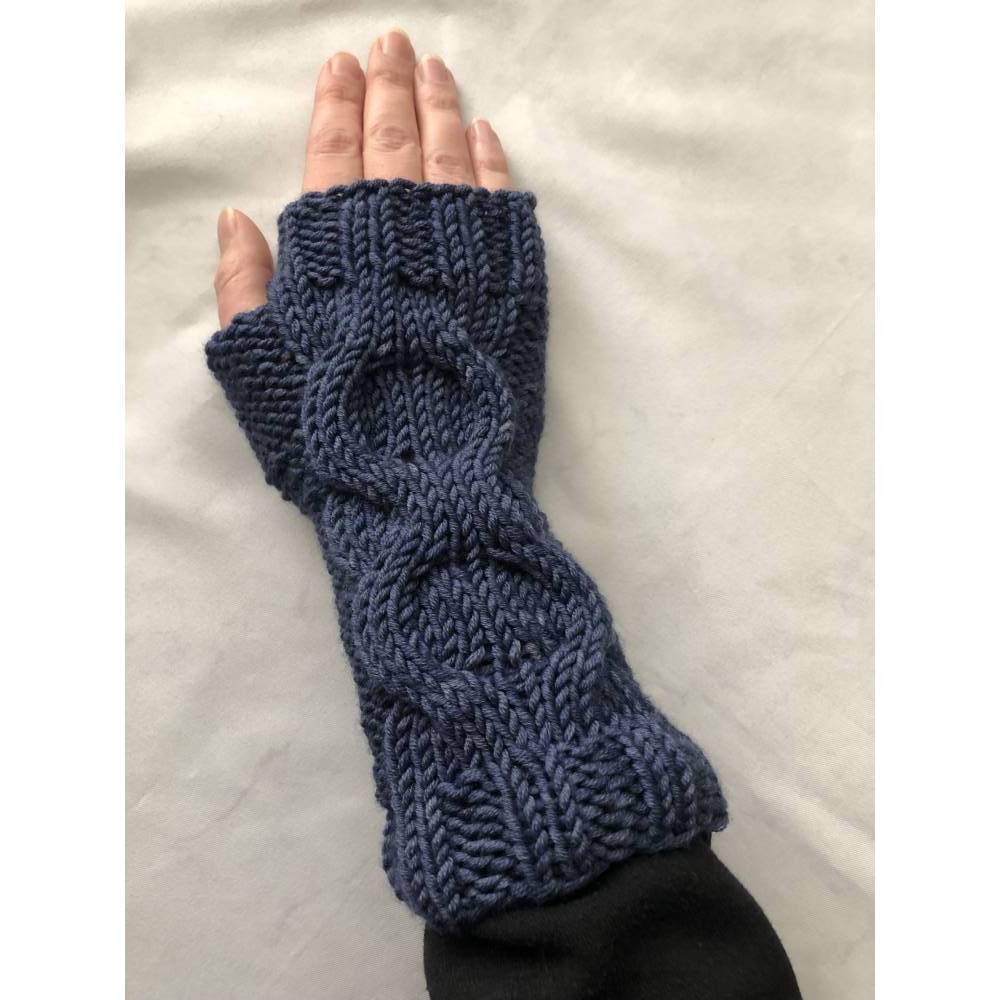 Strickanleitung für Armstulpen mit Zopfmuster Bild 2