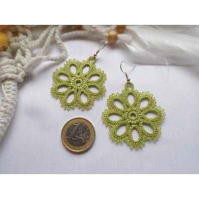 Spitzenohrringe Blüten lindgrün – Leichte Boho Hängeohrringe gestickt, filigran & handgemacht