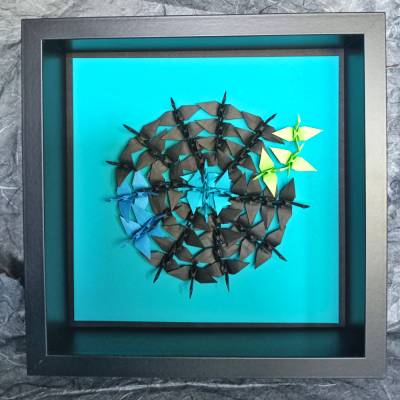 Origami Kraniche aus Papier im Objektrahmen