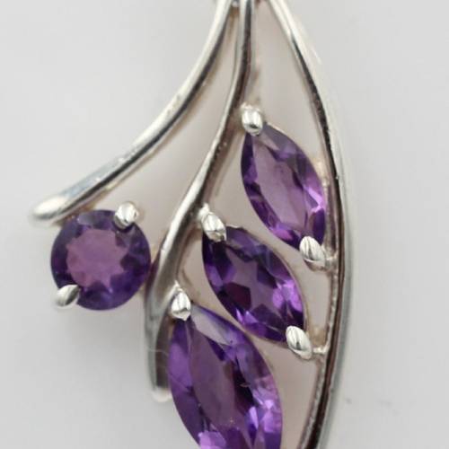 0,9 Carat Amethyst Anhänger 925 Silber Collier Kette violetter Edelstein