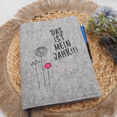 Kalenderhülle A5 aus Wollfilz bestickt mit Blumen und Spruch