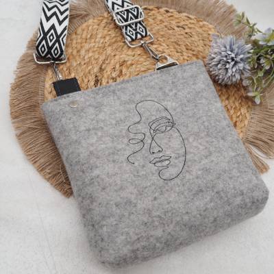 Kleine Filz-Umhängetasche individuell wählbar – Handgefertigte Filztasche mit verstellbarem Gurt, ca. 20x21x5,5 cm