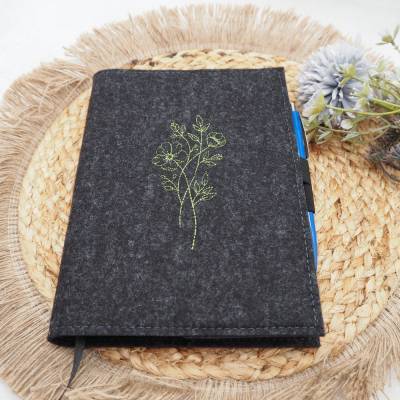 Kalenderhülle A5 aus Wollfilz bestickt mit Blumen – individuelles Design