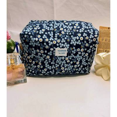 Große Make up Tasche mit Blümchen – Kosmetiktasche dunkelblau, mit Stepparbeit versehen, 20cm x 13cm x 13cm