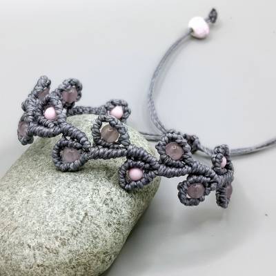 zartes Makramee Armband in mauve mit lila Glas- und Acrylperlen