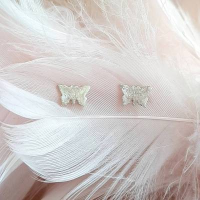 Ohrstecker Mini Schmetterlinge aus 999 Silber, eismatt gekratzt