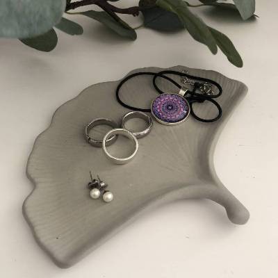 Dekoteller Ginkgoblatt aus Beton, Aufbewahrung für Schmuck, grau, 18 cm