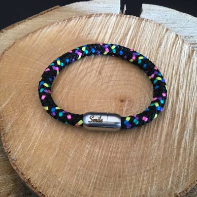 Schwarz-buntes Segelseilarmband mit Edelstahlverschluß mit Gravur „Smile“
