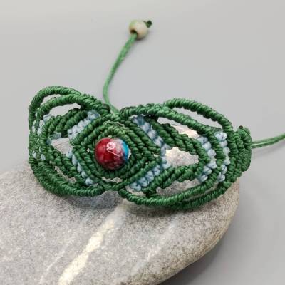 filigranes Makramee Armband in grün mit hellbrauen Farbakzenten und marmorierter Acrylperle