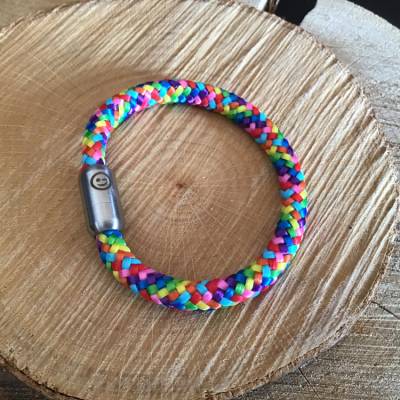 Regenbogen-bunt Segelseilarmband mit Edelstahlverschluß mit Gravur „zwinkernder Smiley““