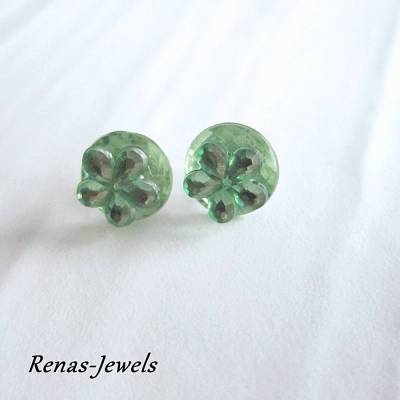 Handgefertigte Blumen Ohrstecker hellgrün silberfarben – stilvolle Schmucksteine Ohrringe