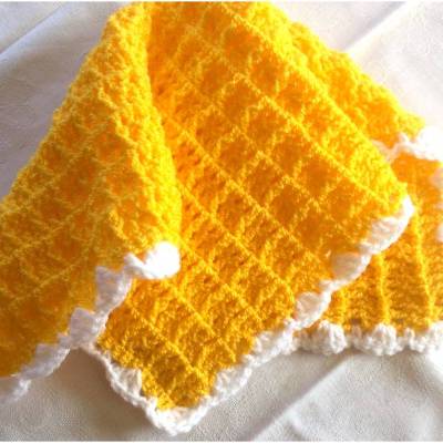 Babypuppendecke handgehäkelt in sonnengelb mit weißer Muschelkante