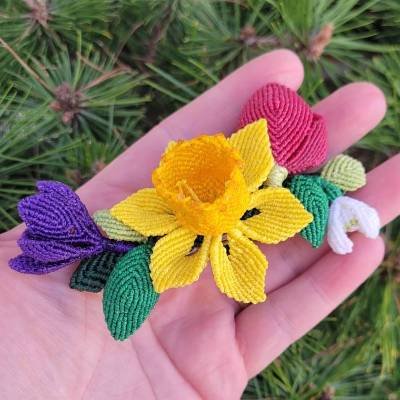Makramee-Haarspange "Frühlingserwachen" mit bunten Blüten