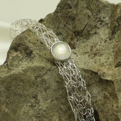 Cristal de Roche - die reinste Form von Quarz - Damen-Collier gestrickt aus versilbertem Draht mit Bergkristall-Cabochon