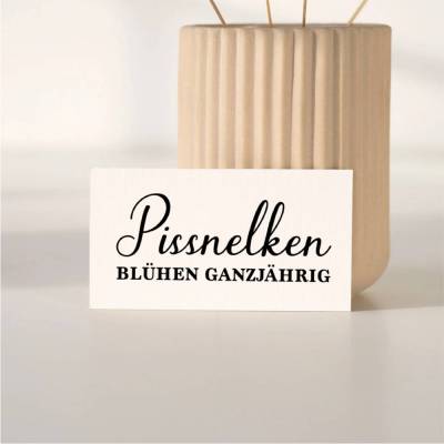 Vinyl Aufkleber "Pissnelken blühen ganzjährig" • Beschriftung für Laptop Tablet Auto