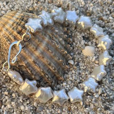 Sternchen-Armband aus weißen Süßwasserperlen mit Silberschloß – Mädchenarmband, 17 cm