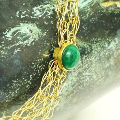 anregendes Chalzedon-Collier, Geburtsstein Mai, handmade Damenschmuck in Gold und Grün