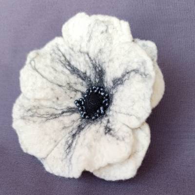 ANSTECKBLÜTE , Handmade, Naturmaterial Wolle, Weiß/Schwarz