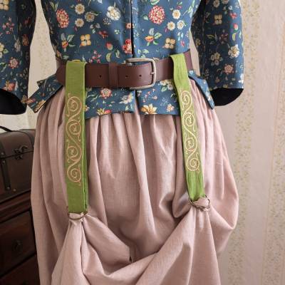 Rockhalter Rockraffer aus grünem Leinen mit Stickerei im Wikingerstil