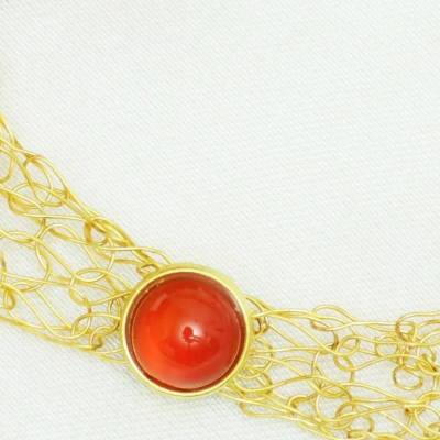 aufregendes Rot – Achat-Collier, Geburtsstein Juli, gestrickter Damenschmuck in Gold und Rot