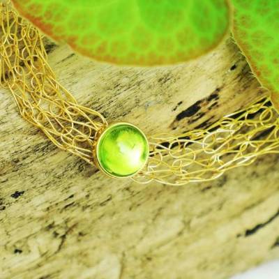 strahlend grüner Peridot – Damen-Collier aus vergoldetem Draht mit grünem Peridot-Cabochon