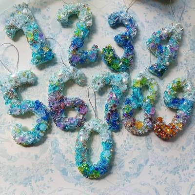 Handgefertigte Zahlen blau lila – Unikat Ornament als luxuriöse Geburtstagsdeko & Hochzeitstag Geschenk