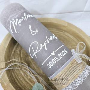Hochzeitskerze mit/ohne Teelichteinsatz in taupe-braun mit Spitzenband, Jute und Perlen - Personalisiert