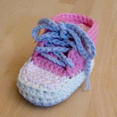 Häkelanleitung "Motorik-Schuh", ein Kinderspielzeug zum Knoten- und Schleifebinden, pdf-Datei