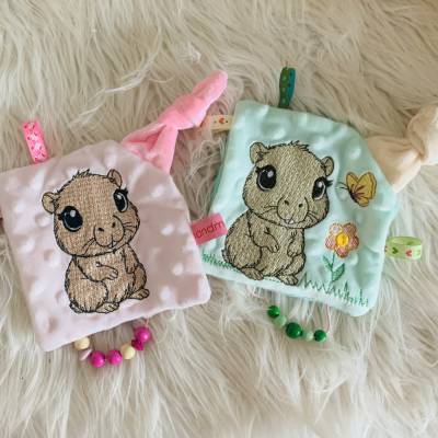 Stickdatei Capybara Wasserschwein Schnullertuch ITH Set – Baby Stickmuster von Design-by-Jasmina