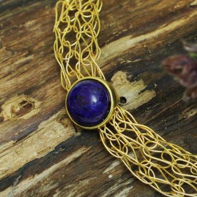 Ultramarinblauer Lapislazuli – Damen-Collier aus vergoldetem Draht mit tiefblauem Lapislazuli-Cabochon
