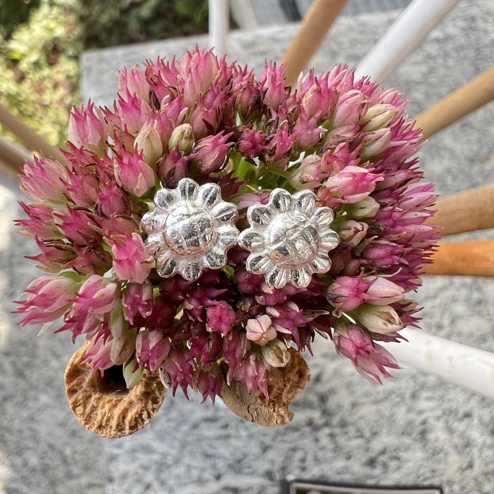 Ohrstecker kleine Sonnenblumen aus 999 Silber, matt gebürstet Bild 1