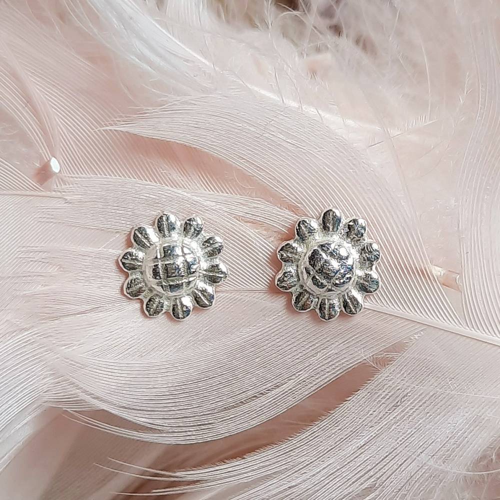 Ohrstecker kleine Sonnenblumen aus 999 Silber, matt gebürstet Bild 4