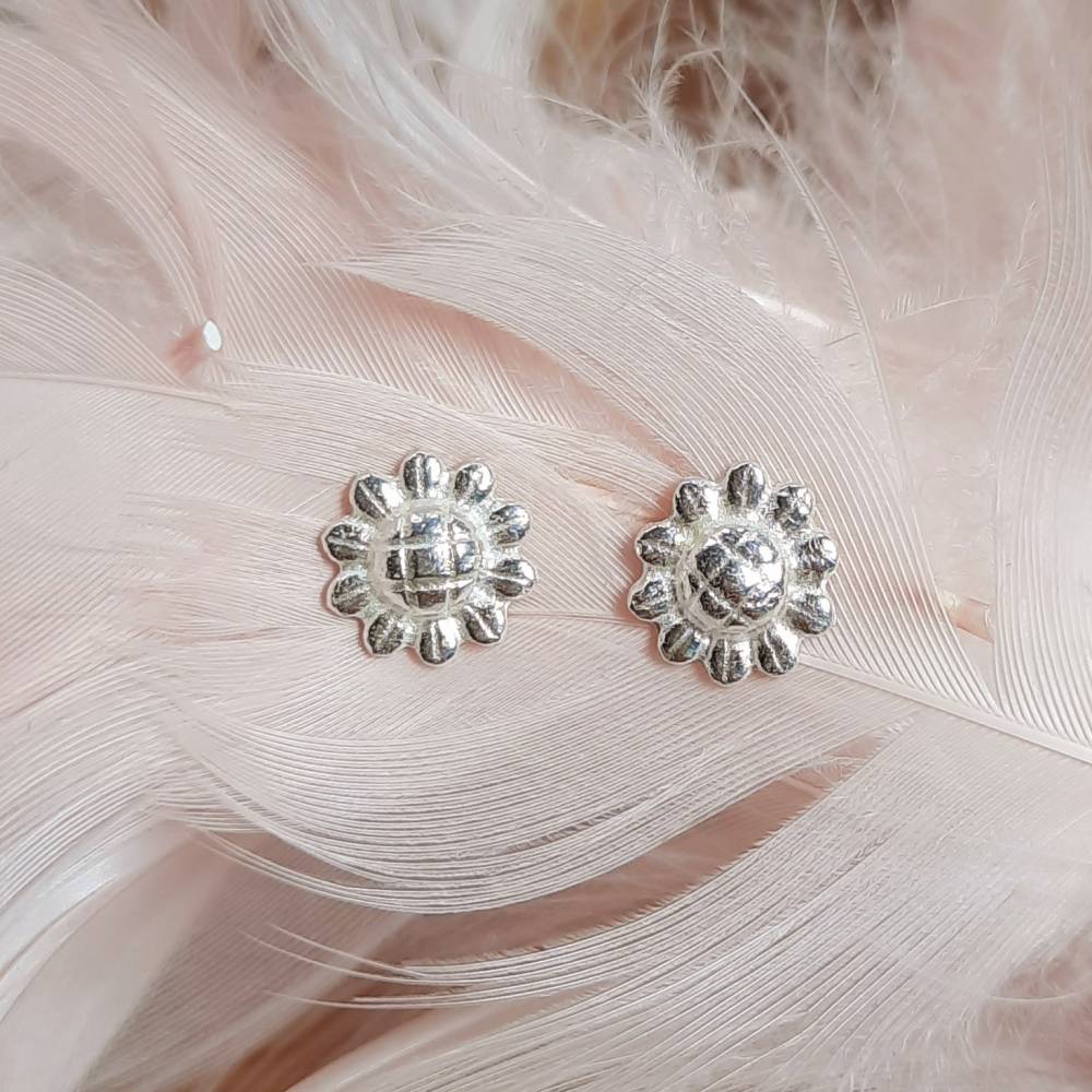 Ohrstecker kleine Sonnenblumen aus 999 Silber, matt gebürstet Bild 5