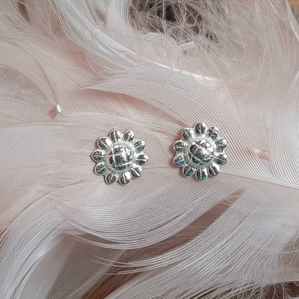 Ohrstecker kleine Sonnenblumen aus 999 Silber, matt gebürstet Bild 6
