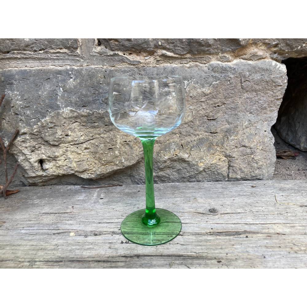 Jugendstil Weinglas geschliffenes Blumendekor mundgeblasen grüner Stiel Kristallglas